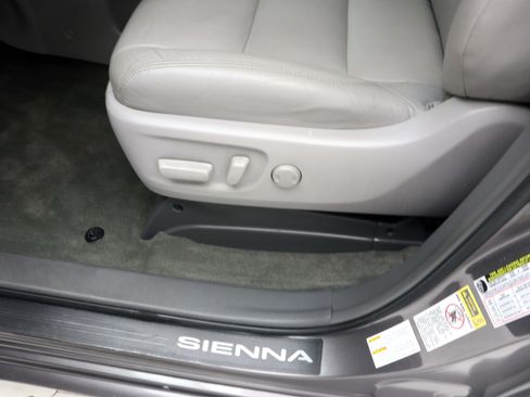 Used 2017 Toyota Sienna XLE AWD/4WD image 21