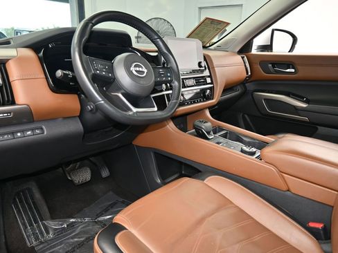 Used 2023 Nissan Pathfinder Platinum image 12