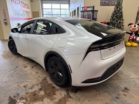 Used 2025 Toyota Prius SE image 10