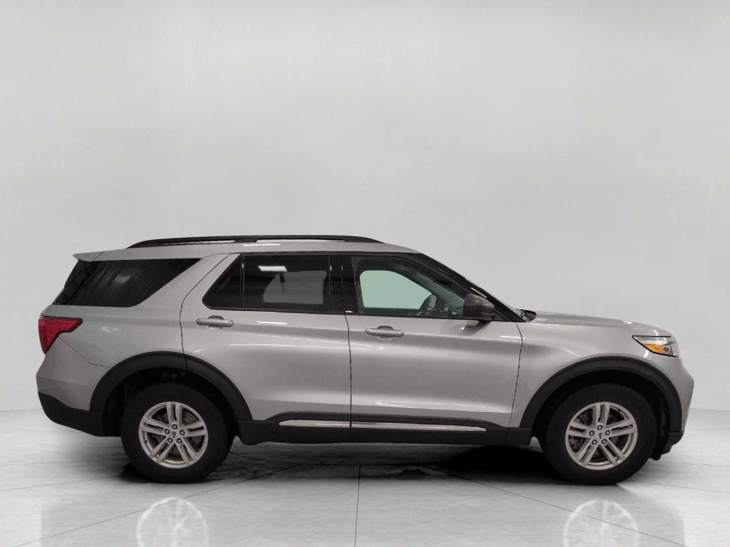 Used 2024 Ford Explorer XLT w/ Equipment Group 202A AWD/4WD image 12