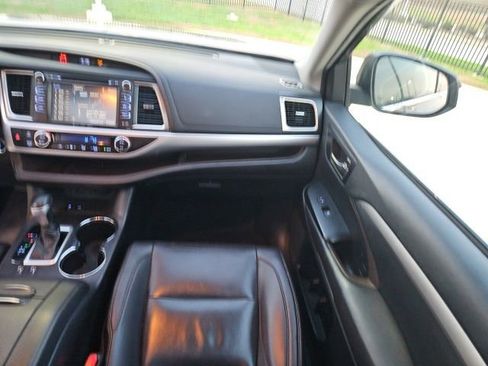 Used 2019 Toyota Highlander XLE image 38