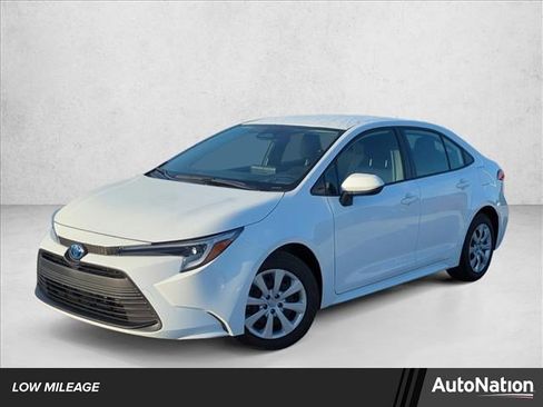 Certified 2025 Toyota Corolla LE image 1