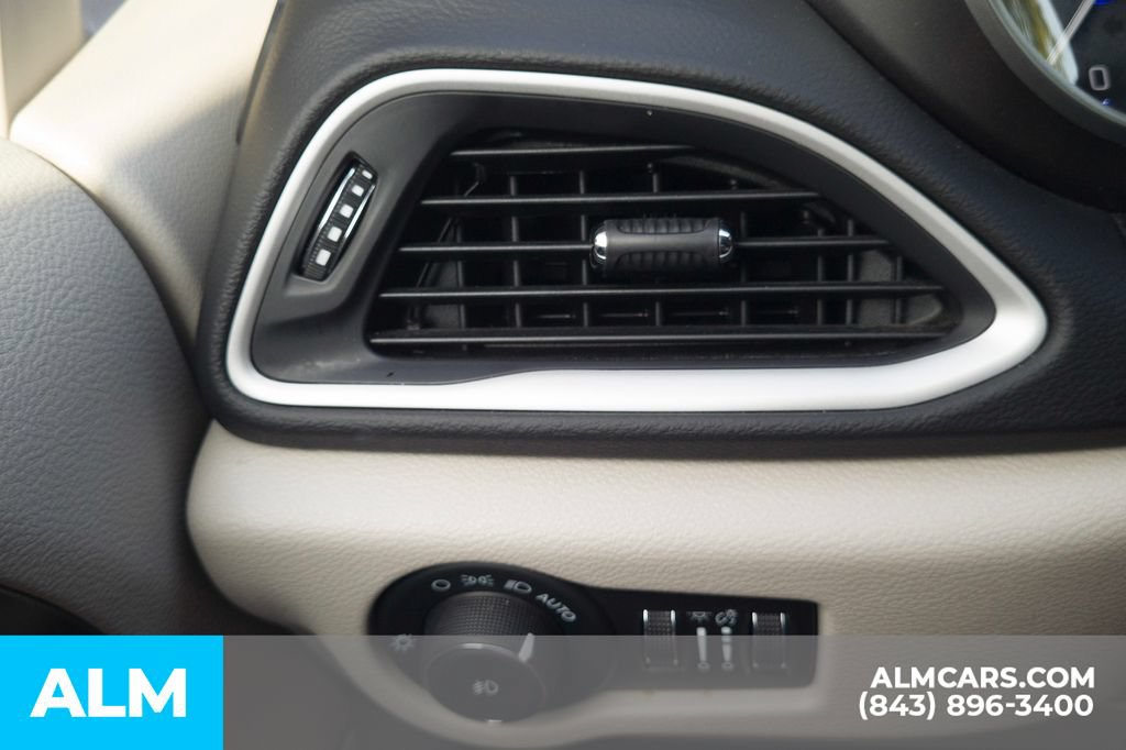 Used 2024 Chrysler Pacifica Touring-L FWD image 33