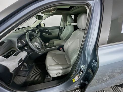 Used 2023 Toyota Highlander XLE image 28