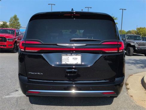 New 2026 Chrysler Pacifica Select image 5