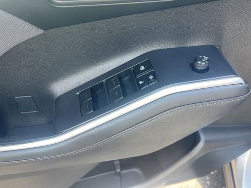 Used 2023 Toyota Highlander LE FWD image 12