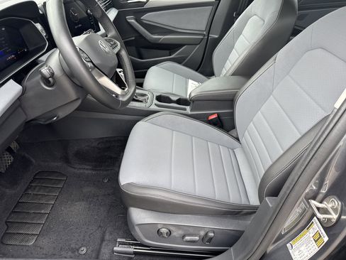 Certified 2025 Volkswagen Jetta SE w/ Sunroof Package image 5