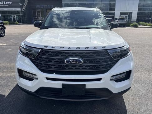 Used 2022 Ford Explorer XLT w/ Equipment Group 202A AWD/4WD image 12