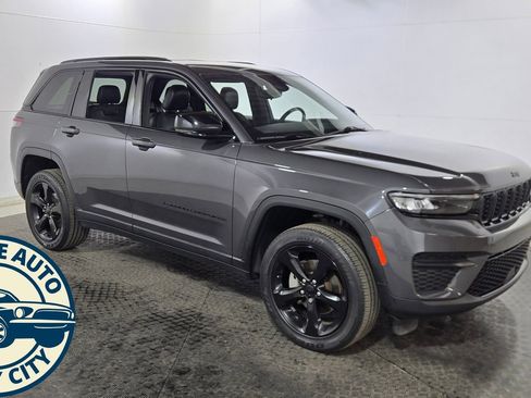 Used 2023 Jeep Grand Cherokee Altitude image 9