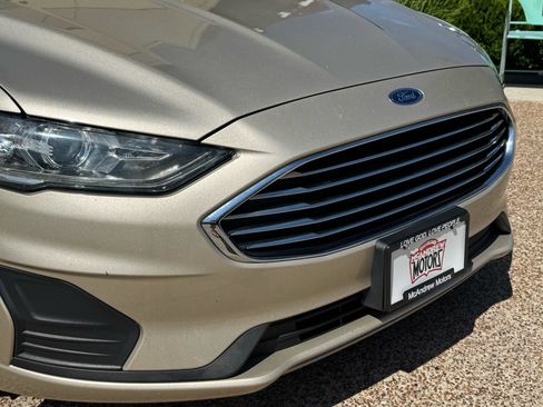 Used 2019 Ford Fusion SE FWD image 2