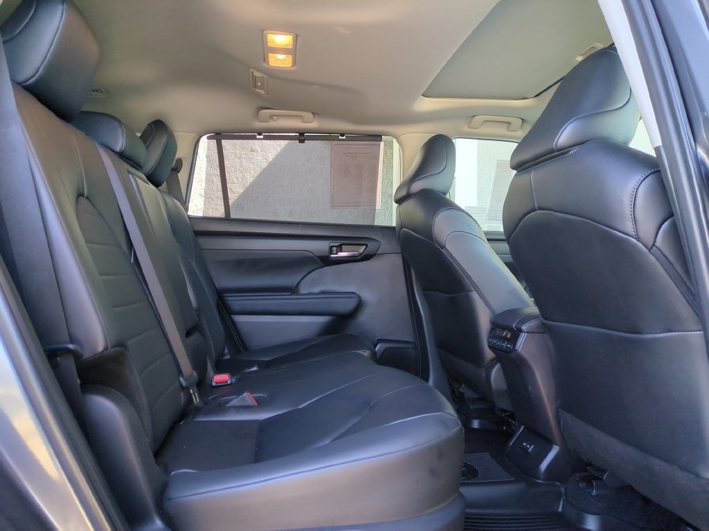 Used 2024 Toyota Highlander XLE AWD/4WD image 13