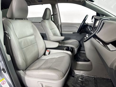 Used 2018 Toyota Sienna XLE image 33