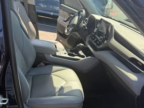 Used 2020 Toyota Highlander XLE AWD/4WD image 12