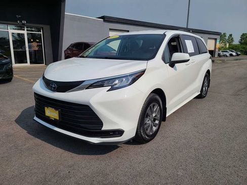 Used 2023 Toyota Sienna LE AWD/4WD image 1