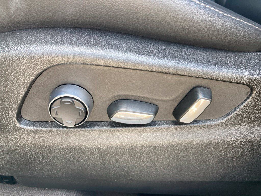 Used 2025 Cadillac XT4 Premium Luxury FWD image 26