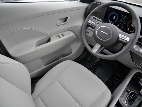 Certified 2025 Hyundai Kona SEL image 9
