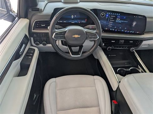 Certified 2025 Chevrolet Suburban Premier image 9