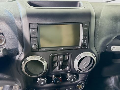 Used 2016 Jeep Wrangler Unlimited Sahara w/ Dual Top Group image 18