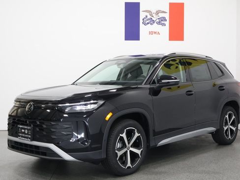 New 2025 Volkswagen Tiguan SE image 8