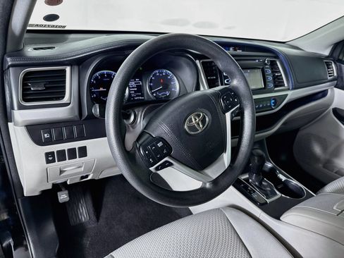 Used 2018 Toyota Highlander LE FWD image 8
