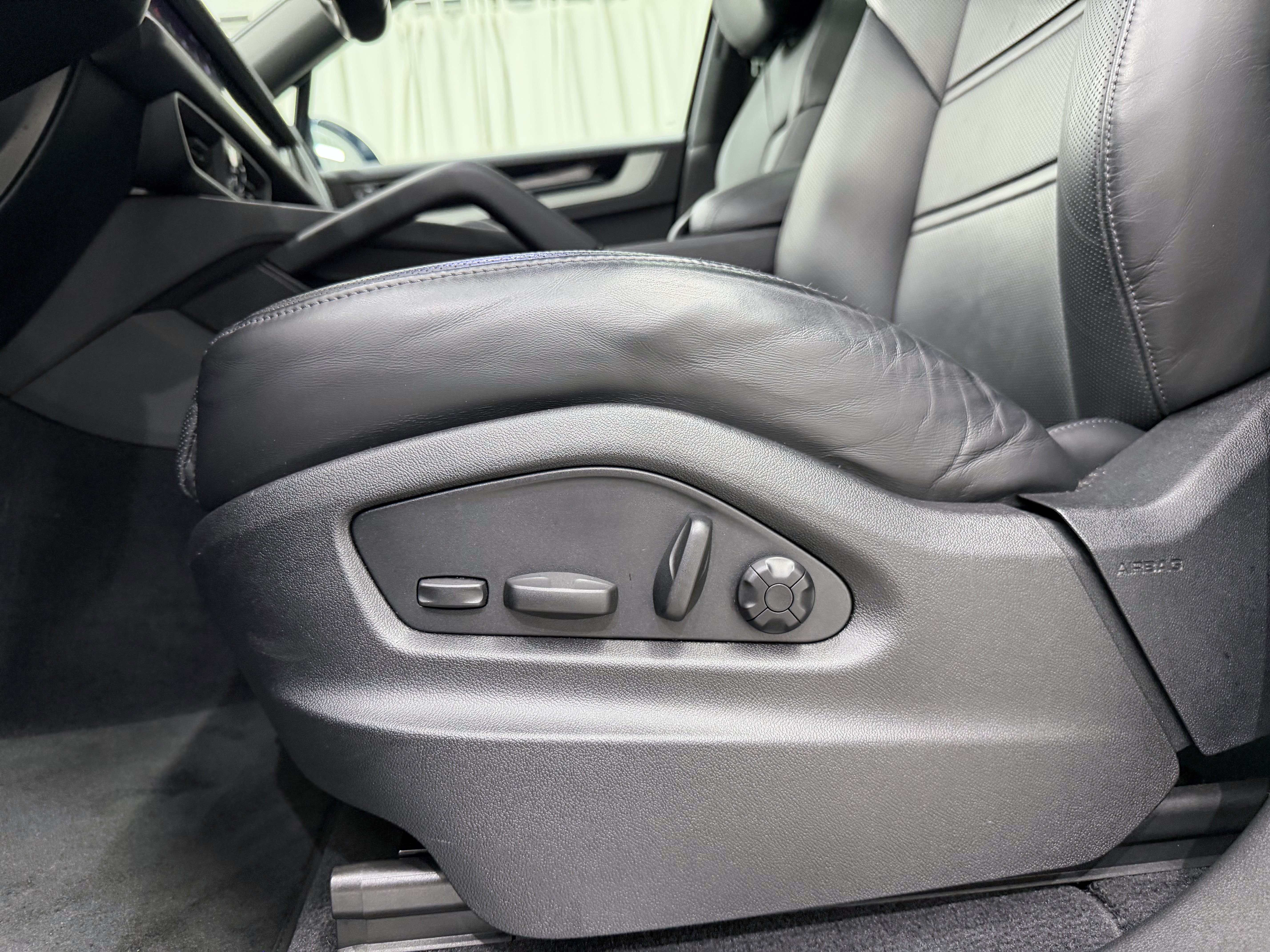 Certified 2024 Porsche Cayenne Coupe AWD/4WD image 33