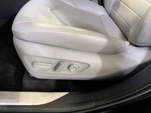 Used 2025 Toyota Highlander XLE image 11