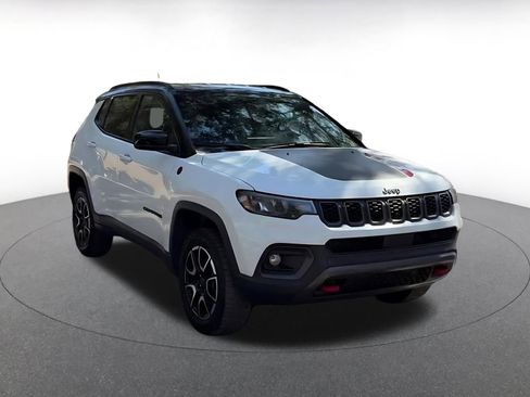 Used 2025 Jeep Compass Trailhawk image 3