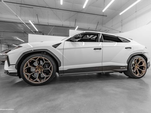 Used 2023 Lamborghini Urus Performante image 23