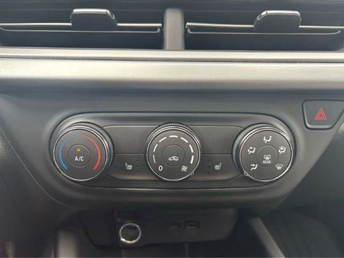 Used 2025 Chevrolet Trax RS w/ Sunroof Package FWD image 22