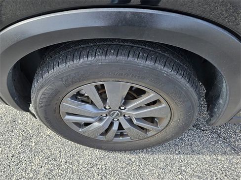 Used 2023 Nissan Pathfinder S image 18