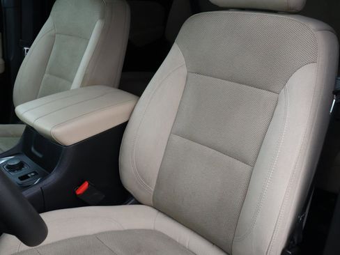 Used 2023 Chevrolet Traverse LS image 13