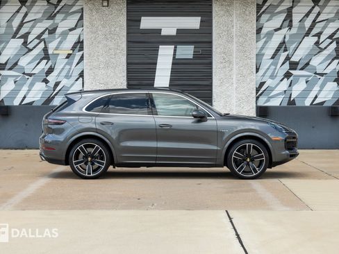 Used 2023 Porsche Cayenne Turbo S AWD/4WD image 16