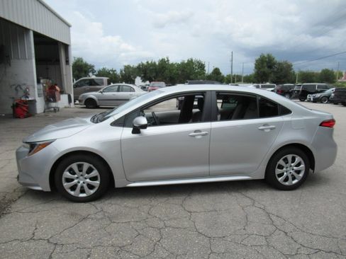 Used 2025 Toyota Corolla LE FWD image 5