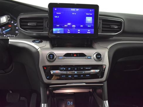 Used 2023 Ford Explorer XLT w/ Equipment Group 202A AWD/4WD image 18