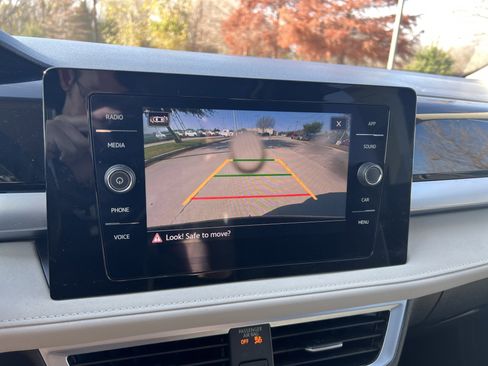 Certified 2025 Volkswagen Taos SE w/ Panoramic Sunroof Package image 23