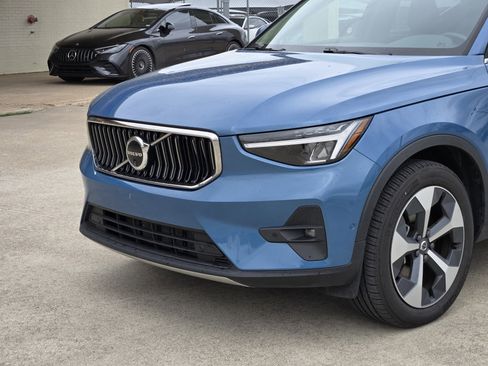 Used 2025 Volvo XC40 B5 Plus image 12