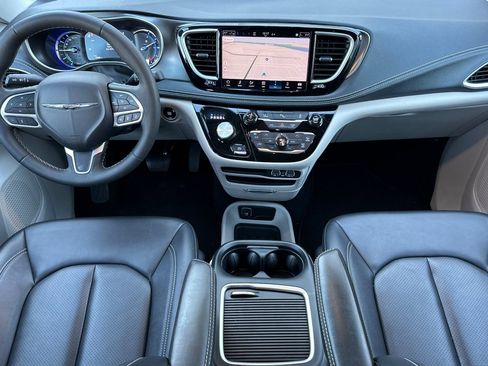 Used 2024 Chrysler Pacifica Select image 14