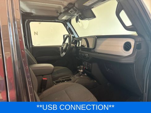 Used 2025 Jeep Wrangler Unlimited Sahara AWD/4WD image 7