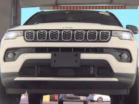 Used 2025 Jeep Compass Limited AWD/4WD image 2