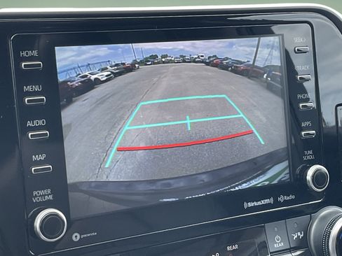 Used 2021 Toyota Highlander XLE AWD/4WD image 19