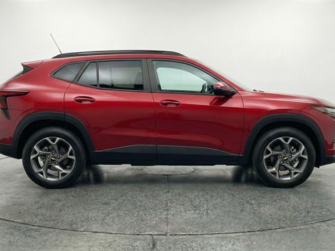 Used 2025 Chevrolet Trax LT image 11