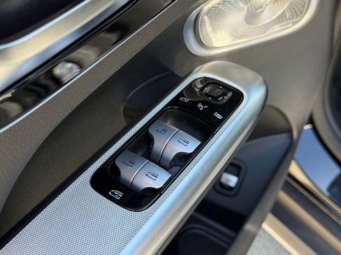 Used 2025 Mercedes-Benz GLC 300 image 23