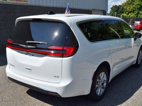 New 2026 Chrysler Pacifica Select image 8