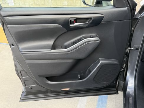 Used 2020 Toyota Highlander XLE image 18