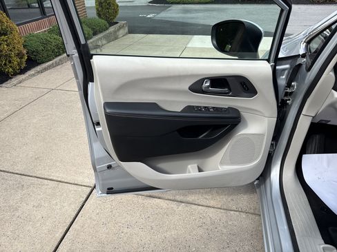 Used 2023 Chrysler Pacifica Touring-L FWD image 25