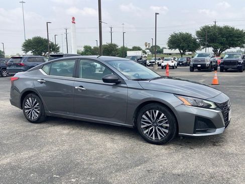 Used 2025 Nissan Altima 2.5 SV FWD image 2