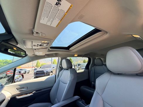 Used 2022 Toyota Sienna XLE AWD/4WD image 19