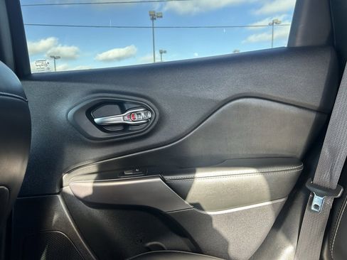 Used 2019 Jeep Cherokee Limited image 30