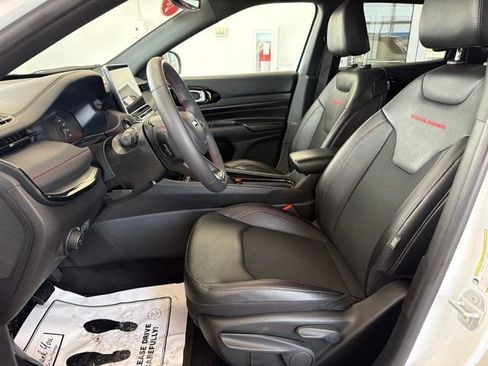 Used 2025 Jeep Compass Trailhawk AWD/4WD image 14