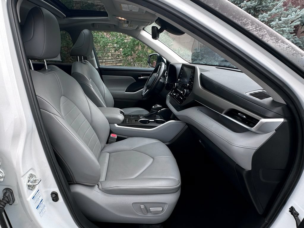 Used 2020 Toyota Highlander XLE AWD/4WD image 36